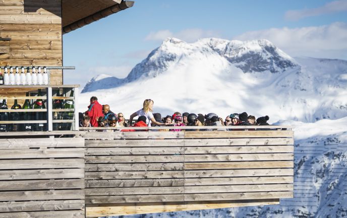 Terrasse der Balmalpe in Lech am Arlberg mit Winter Panorama