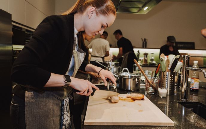 Frühlingsrollen-schneiden  Frühlingsrollen-schneiden