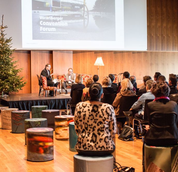 Begrüßung auf der Bühne beim Vorarlberger Convention Forum 2017 im Festspielhaus Bregenz Begrüßung auf der Bühne beim Vorarlberger Convention Forum 2017 im Festspielhaus Bregenz