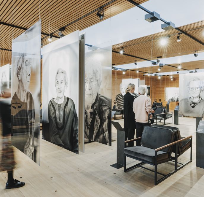 Diese Bilder dürfen ausdrücklich nur für Beiträge verwendet werden, die sich inhaltlich auf das Frauenmuseum Hittisau beziehen. Sie dienen nicht der reinen und unspezifischen Illustration von Orten, Veranstaltungen,... des Bregenzerwaldes/Vorarlbergs oä. Frauenmuseum Hittisau_Zwischen den Welten_Ausstellungsansicht