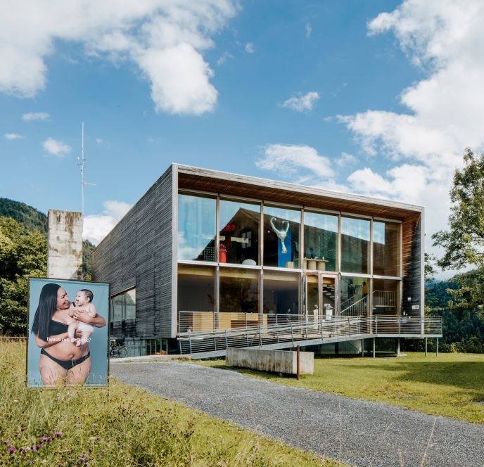 Diese Bilder dürfen ausdrücklich nur für Beiträge verwendet werden, die sich inhaltlich auf das Frauenmuseum Hittisau beziehen. Sie dienen nicht der reinen und unspezifischen Illustration von Orten, Veranstaltungen,... des Bregenzerwaldes/Vorarlbergs oä. Frauenmuseum Hittisau_Geburtskultur_Museumsansicht