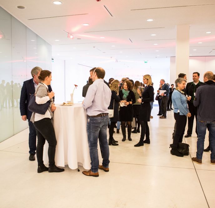 Teilnehmer in der Pause beim Netzwerken beim Vorarlberger Convention Forum 2017 im Festspielhaus Bregenz Teilnehmer in der Pause beim Netzwerken beim Vorarlberger Convention Forum 2017 im Festspielhaus Bregenz