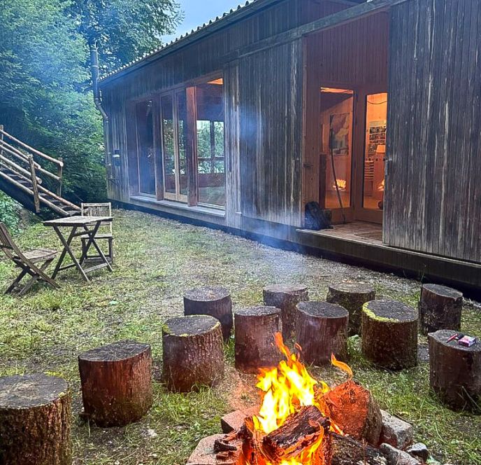 Waldschule mit Lagerfeuer Waldschule mit Lagerfeuer
