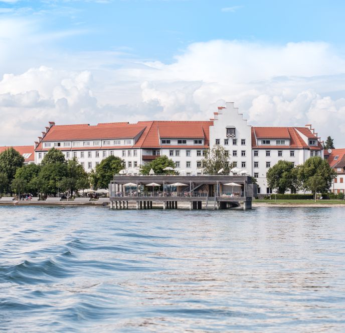 Aussenansicht Seehotel am Kaiserstrand mit Badehaus am Bodensee in Lochau
