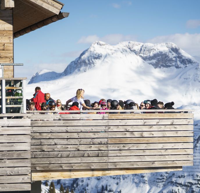 Terrasse der Balmalpe in Lech am Arlberg mit Winter Panorama