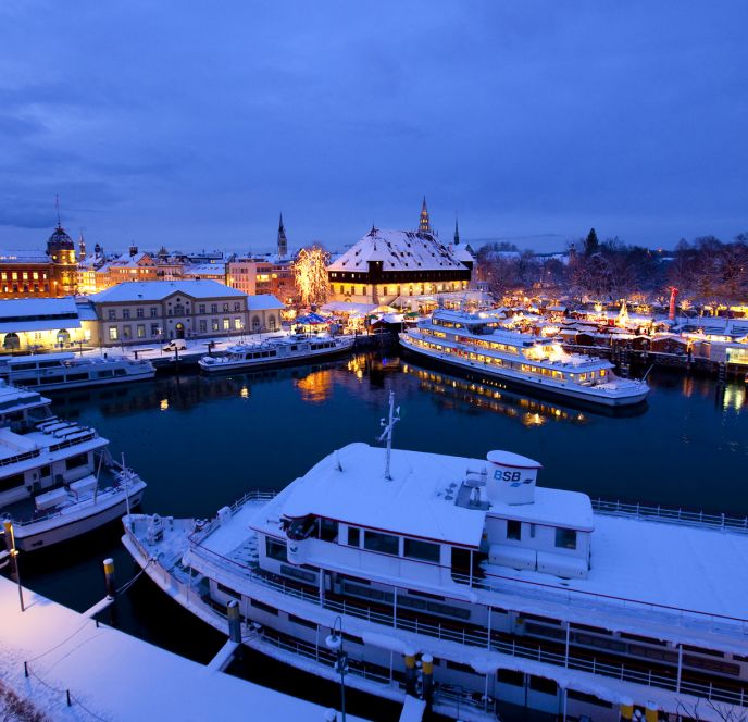 Konstanze Hafen im Winter mit Weihnachsmarkt Konstanze Hafen im Winter mit Weihnachsmarkt