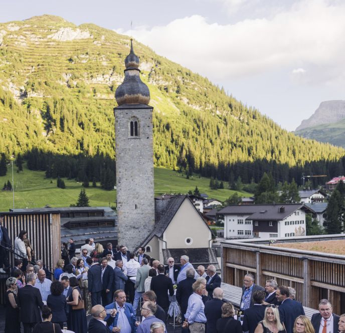 Lechwelten Aperitif Terrasse  (c) Simon Rainer - Lech Zürs Tourismus GmbH