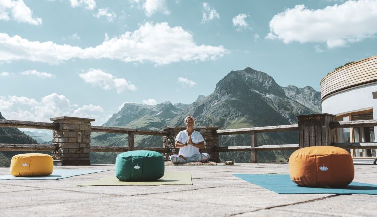 Yoga auf der Panoramaterrasse, Hotel Goldener Berg