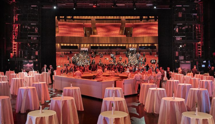 Cocktail Empfang auf der Hauptbühne Festspielhaus Bregenz
